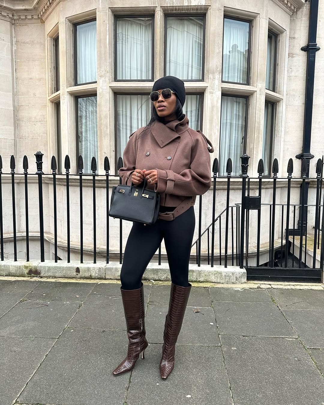 Look com legging e bota de cano alto marrom