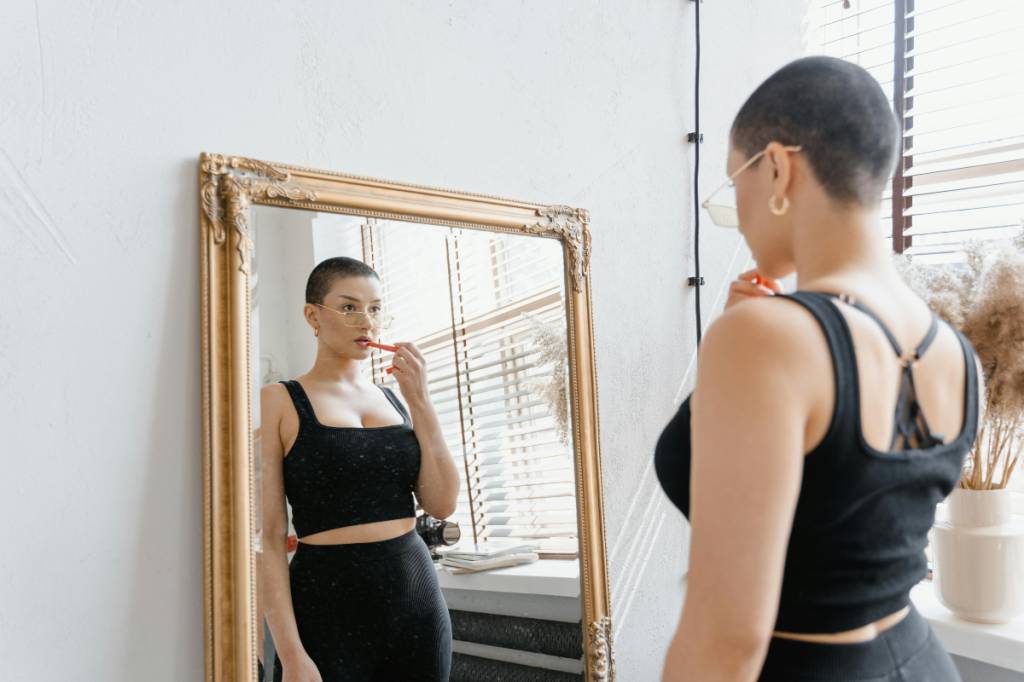confiante-na-cama-corpo-espelho Aceitar seu corpo como ele é aumenta sua autoestima e, consequentemente, o prazer