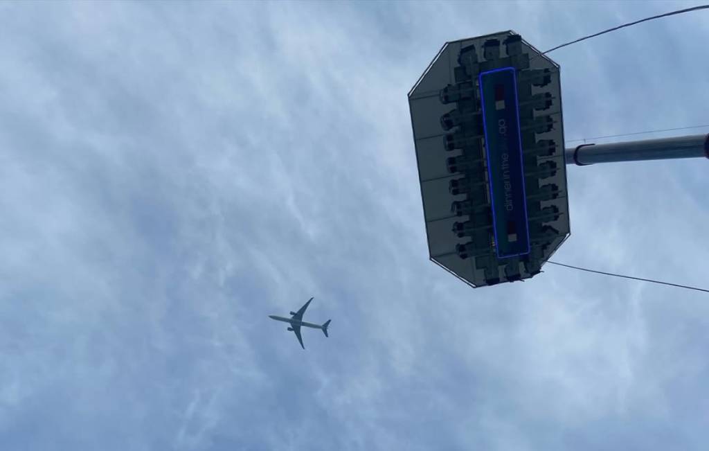Plataforma de 7 toneladas é erguida a 50 metros de altura