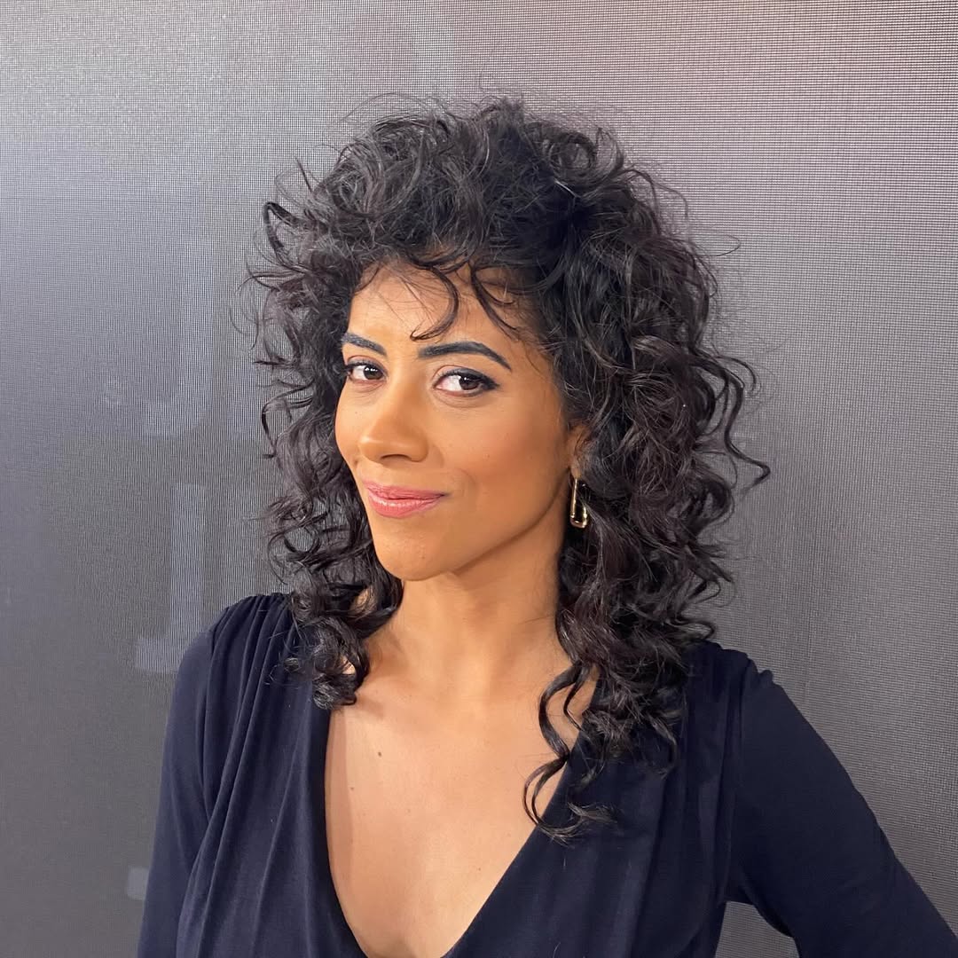 O cabelo cacheado com franjas transmite eleg&acirc;ncia