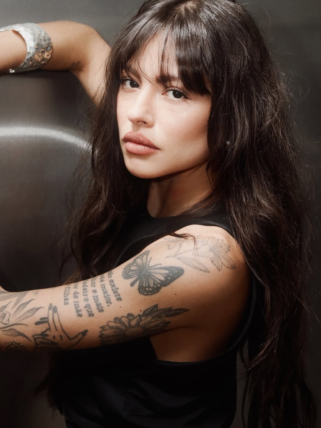 Cabelo longo com franja &eacute; delicado