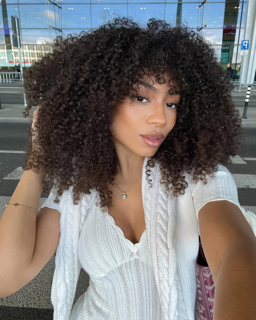 Cabelo cacheado e supervolumoso com franja &eacute; sofisticado e delicado