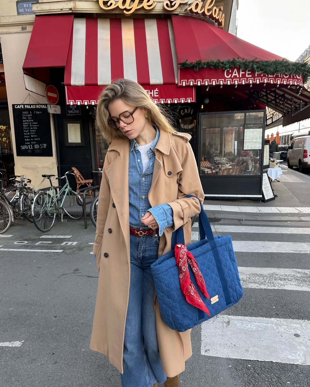 Jeans com jeans &eacute; perfeito para produ&ccedil;&otilde;es nada &oacute;bvias, mas ainda assim elegantes