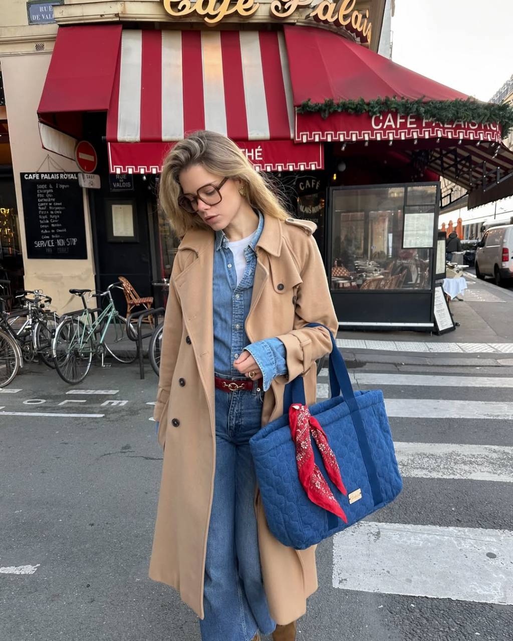 Jeans com jeans é perfeito para produções nada óbvias, mas ainda assim elegantes