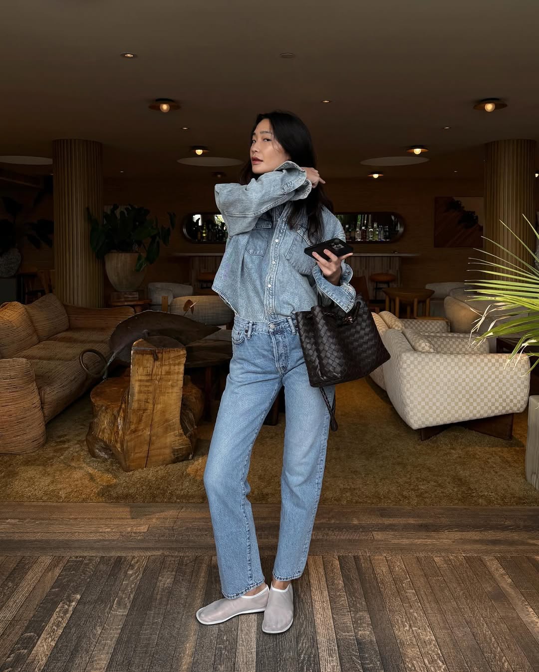 Look todo com jeans serve do trabalho ao lazer