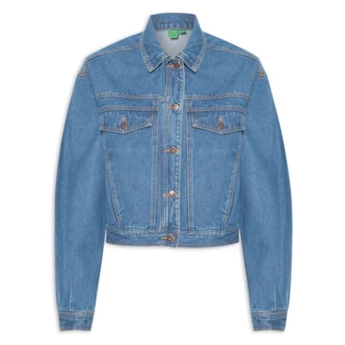 Jaqueta jeans com um tom de azul médio