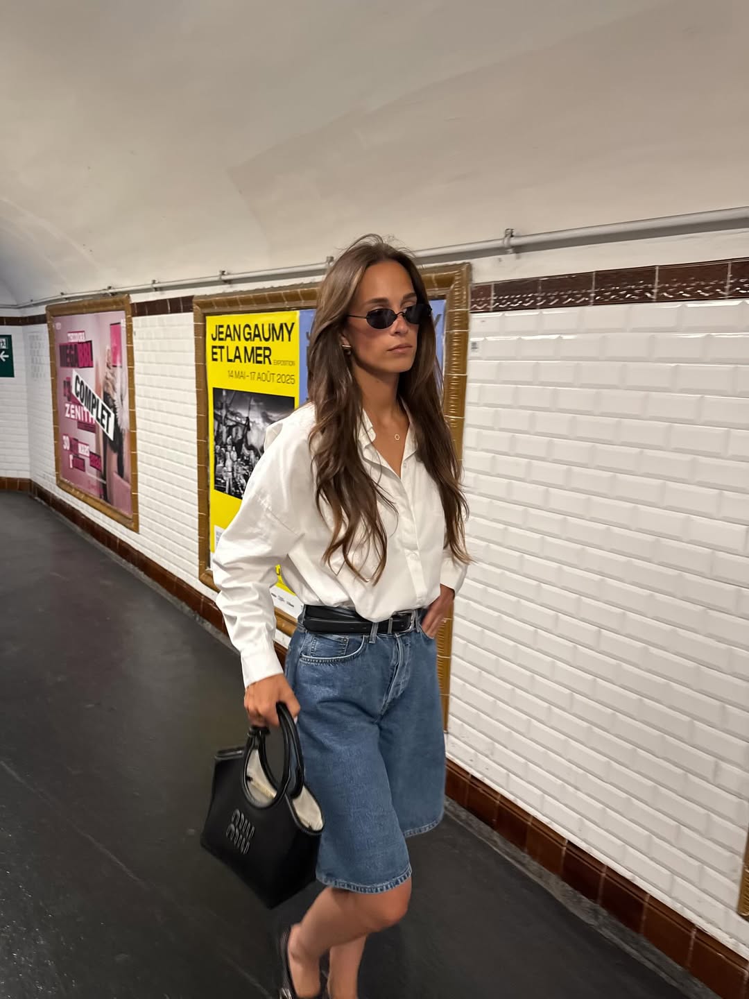 A camisa fica incr&iacute;vel em um visual com bermuda jeans de cintura alta