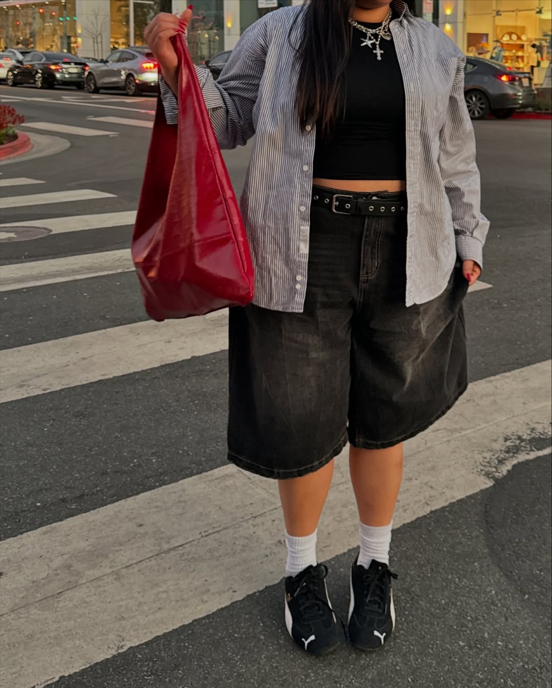 Look streetstyle com camisa e bermuda jeans