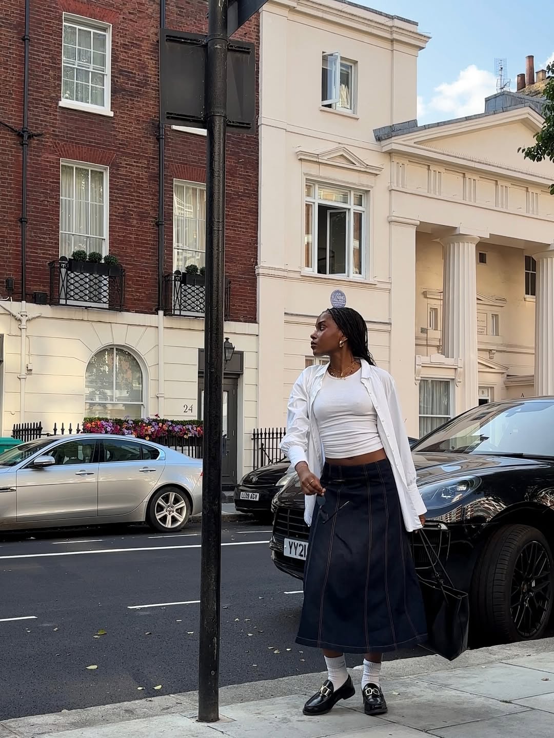 Aposte em um visual com camisa e saia jeans