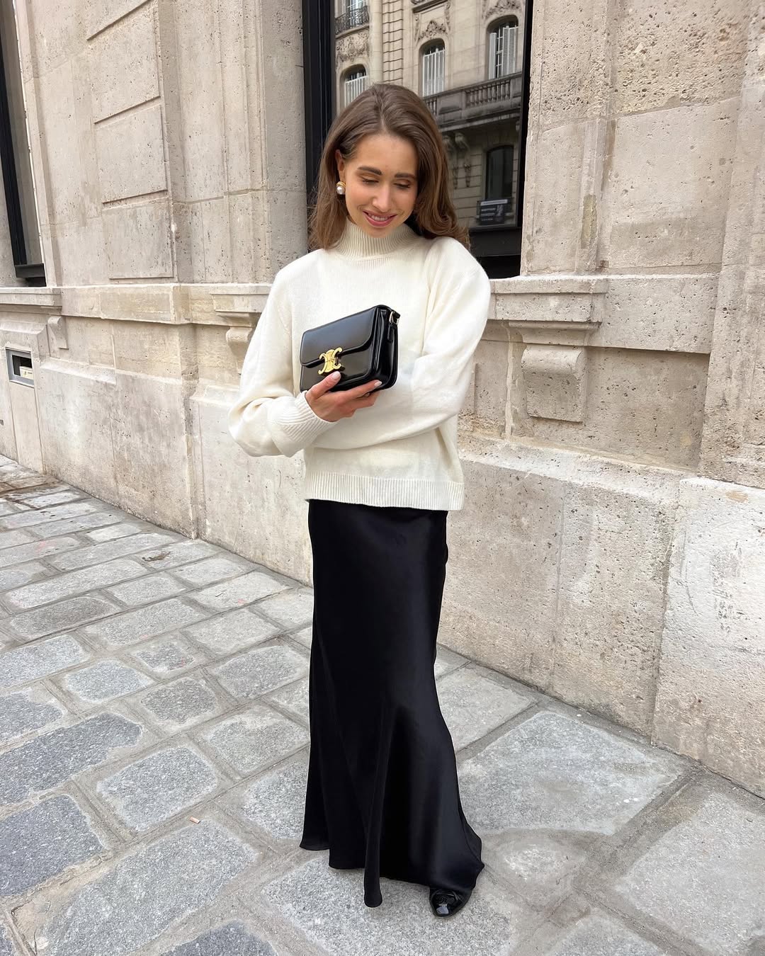 Look chique de inverno com su&eacute;ter branco e saia longa preta