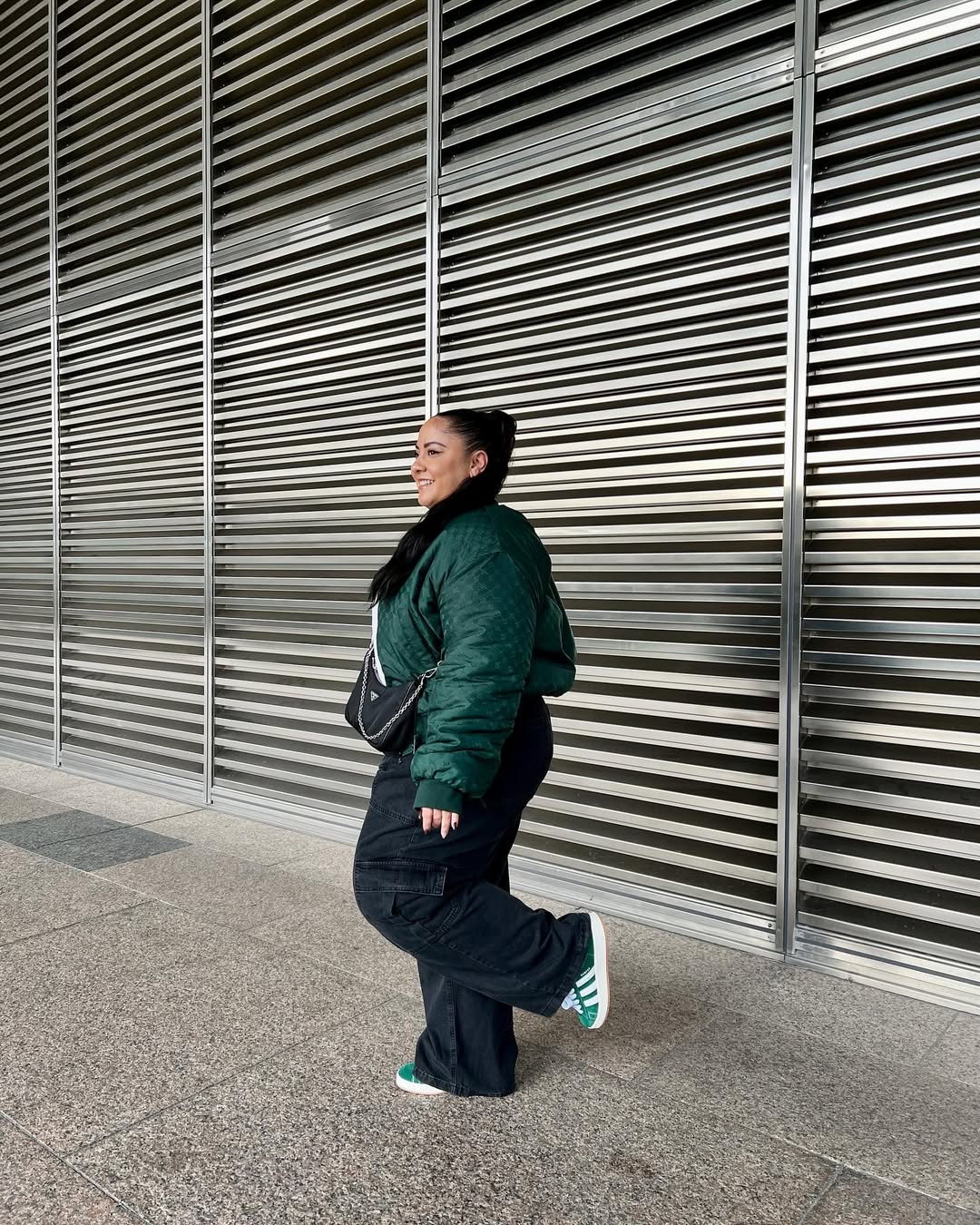 Look de inverno com cal&ccedil;a jeans e t&ecirc;nis Adidas Campus verde