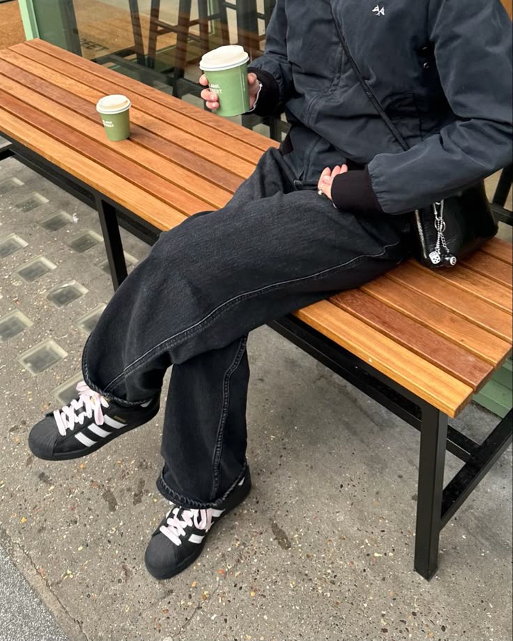 Look all black com jeans escuro e t&ecirc;nis Adidas Superstar, que est&aacute; voltando &agrave; moda