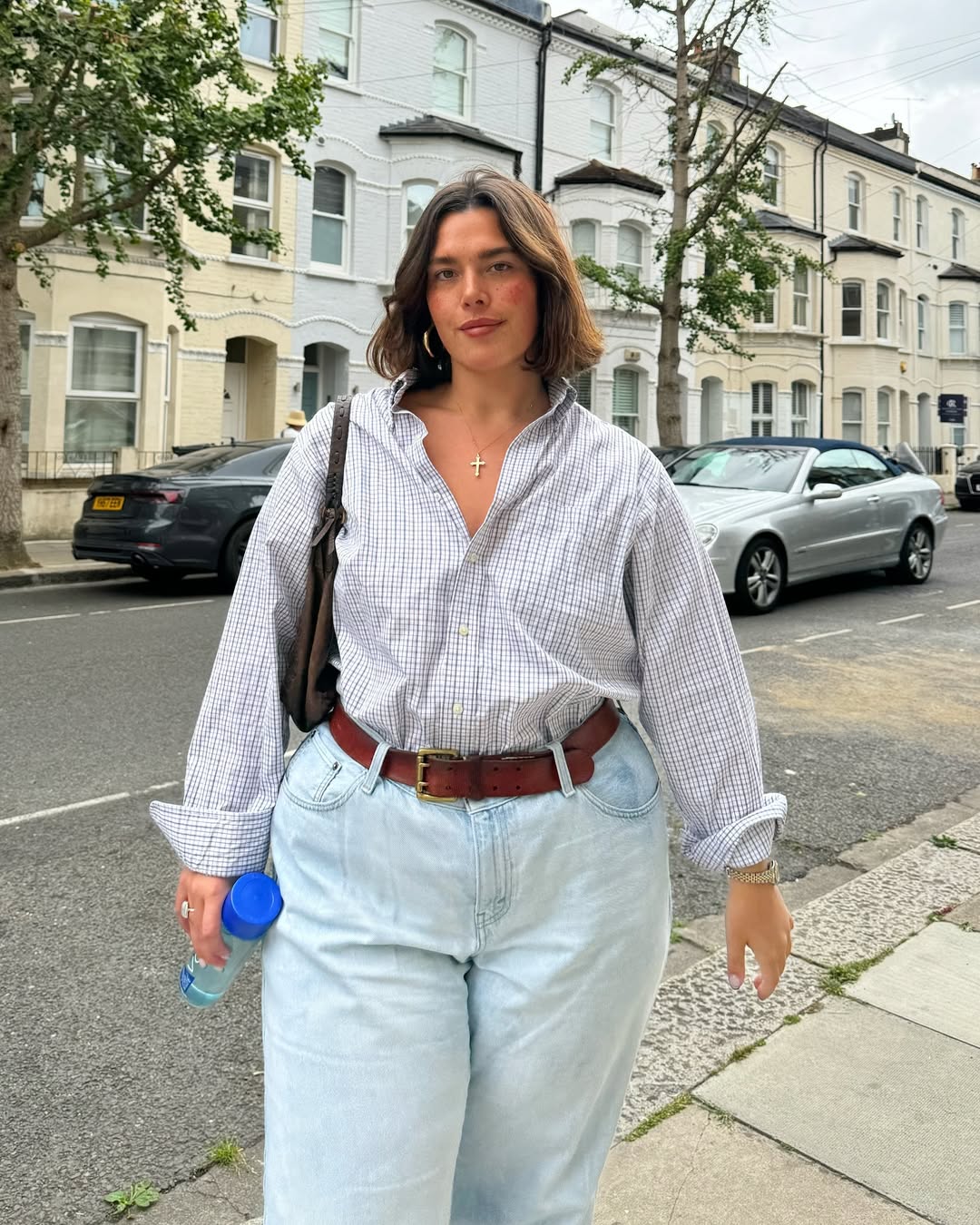 O cinto b&aacute;sico adiciona um charme ao look com camisa e jeans