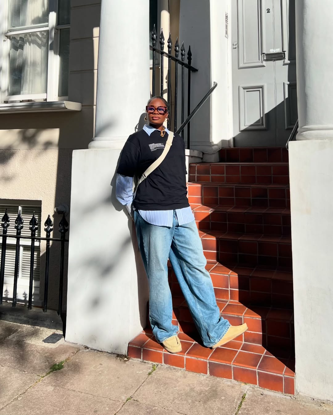 A camiseta d&aacute; um toque de streetstyle ao look com camisa