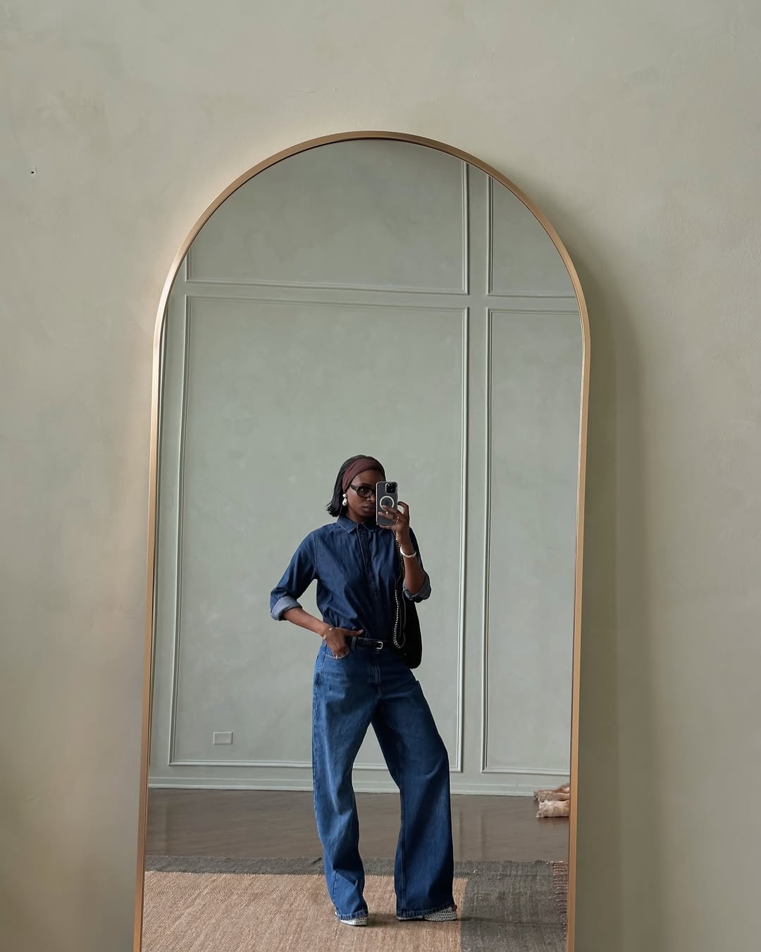 Aposte em uma camisa jeans para um look monocrom&aacute;tico