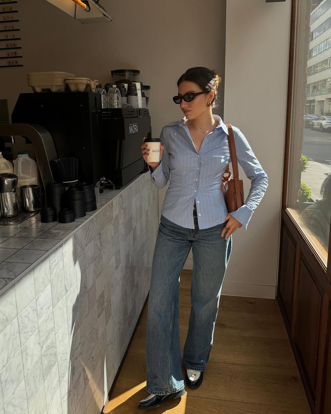 A camisa justa d&aacute; um toque delicado ao look