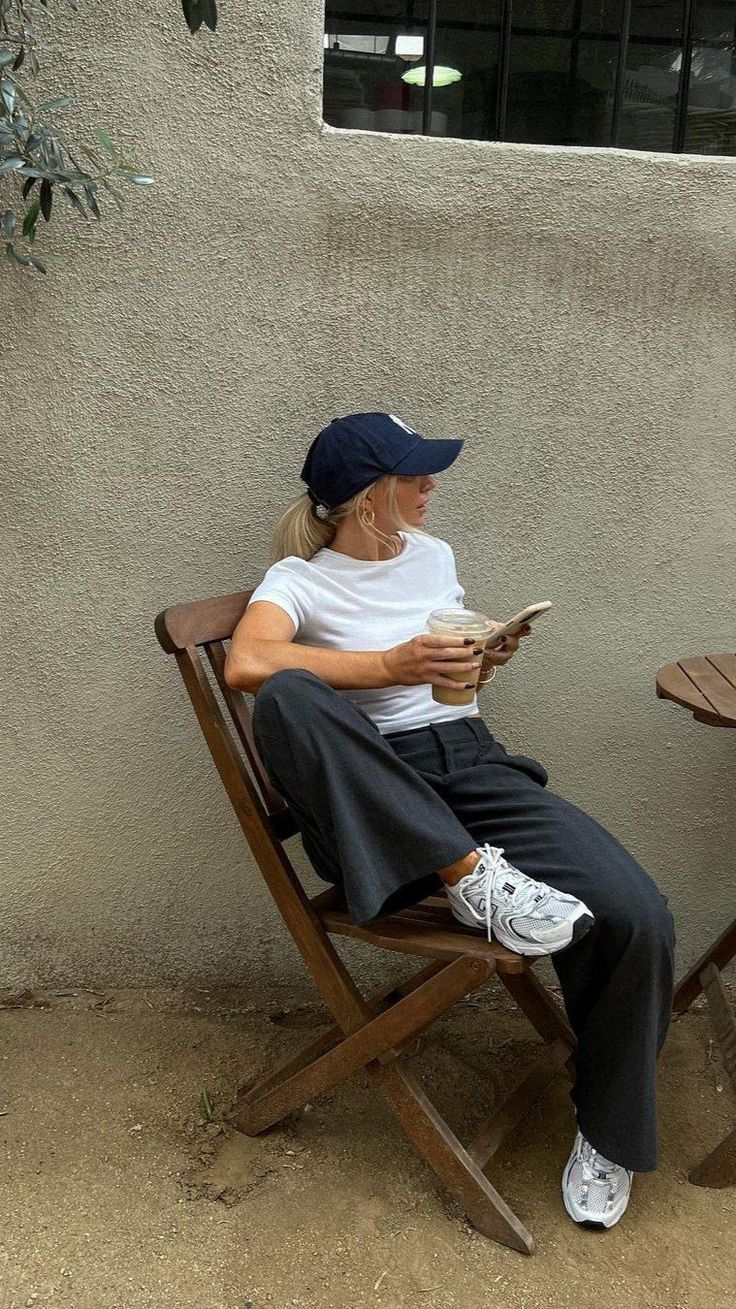 Look casual com cal&ccedil;a jeans e t&ecirc;nis New Balance 530 branco e prata