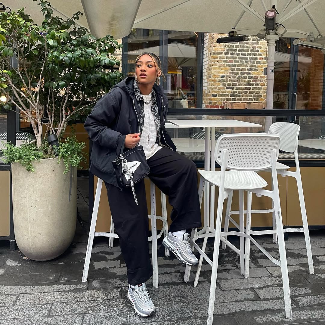 Look com jeans preto e t&ecirc;nis Nike Air Max 97 prata e branco