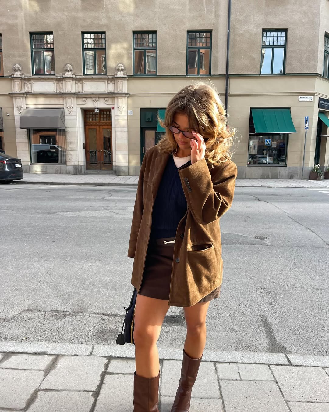 Look com saia e casaco de camur&ccedil;a para o outono/inverno