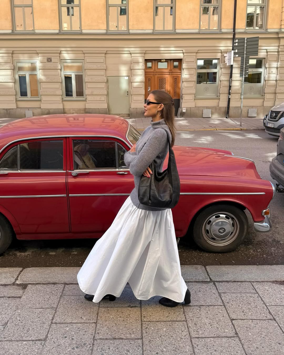 Look elegante com su&eacute;ter cinza e saia branca ampla