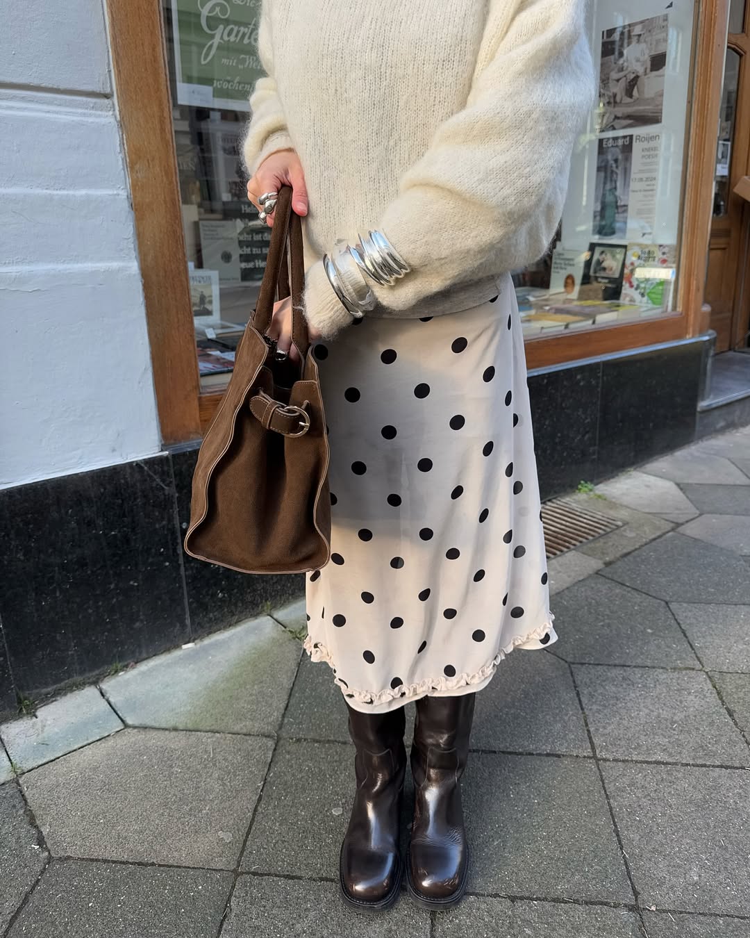 Look de inverno com saia de po&aacute; e su&eacute;ter claro