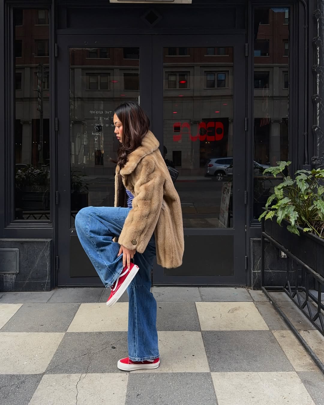 Look com t&ecirc;nis Vans preto e cal&ccedil;a jeans larga para visual divertido