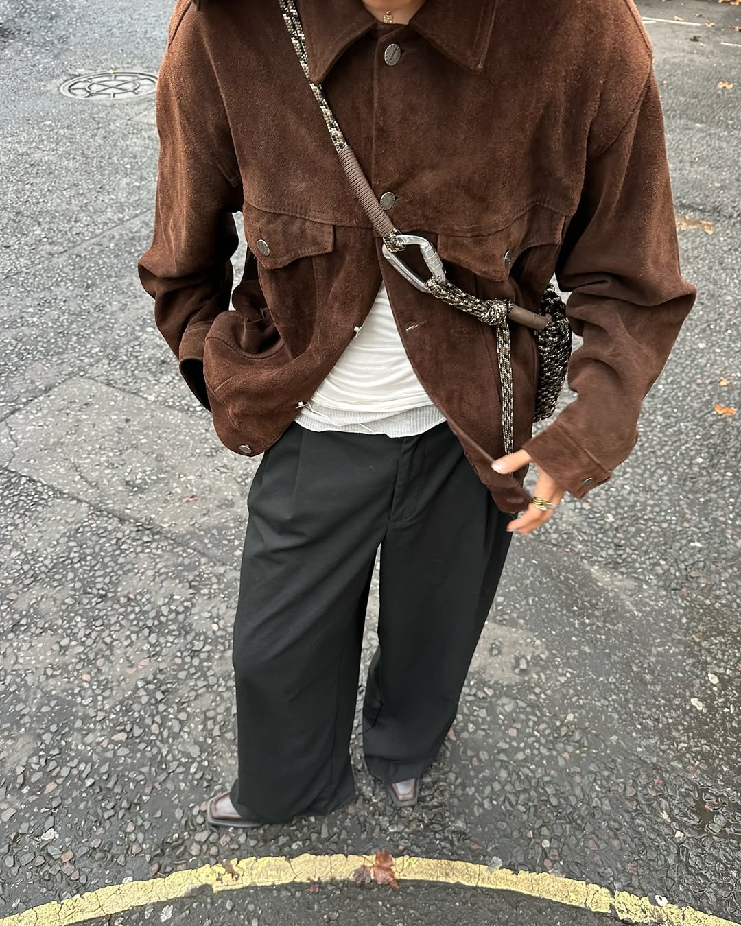 O casaco de camur&ccedil;a entrega uma composi&ccedil;&atilde;o elegante