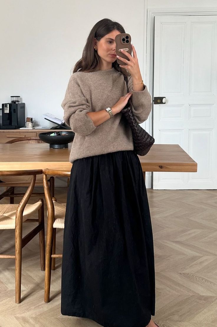 Look elegante com su&eacute;ter marrom e saia preta longa