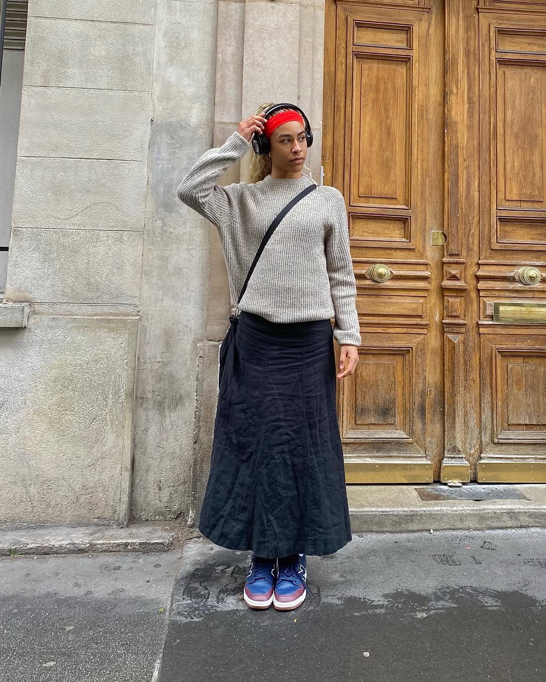 Look esportivo com saia longa preta, su&eacute;ter cinza e t&ecirc;nis colorido