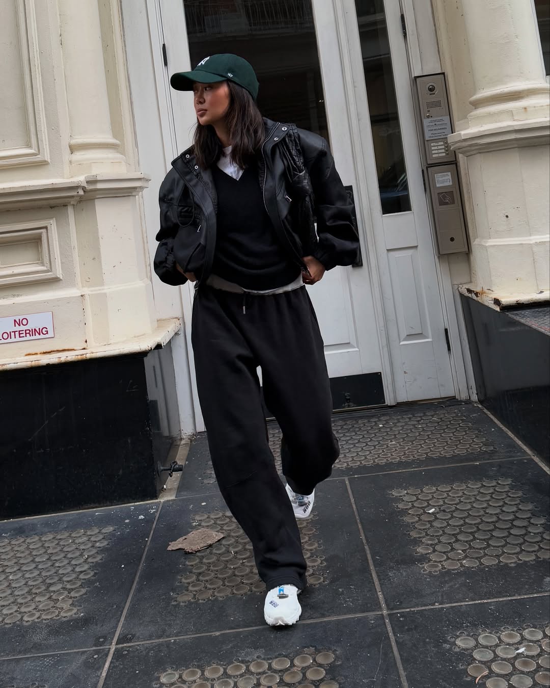 O estilo athleisure, que une pe&ccedil;as esportivas com roupas casuais, pode ser usado de diversas formas para criar looks confort&aacute;veis e estilosos.