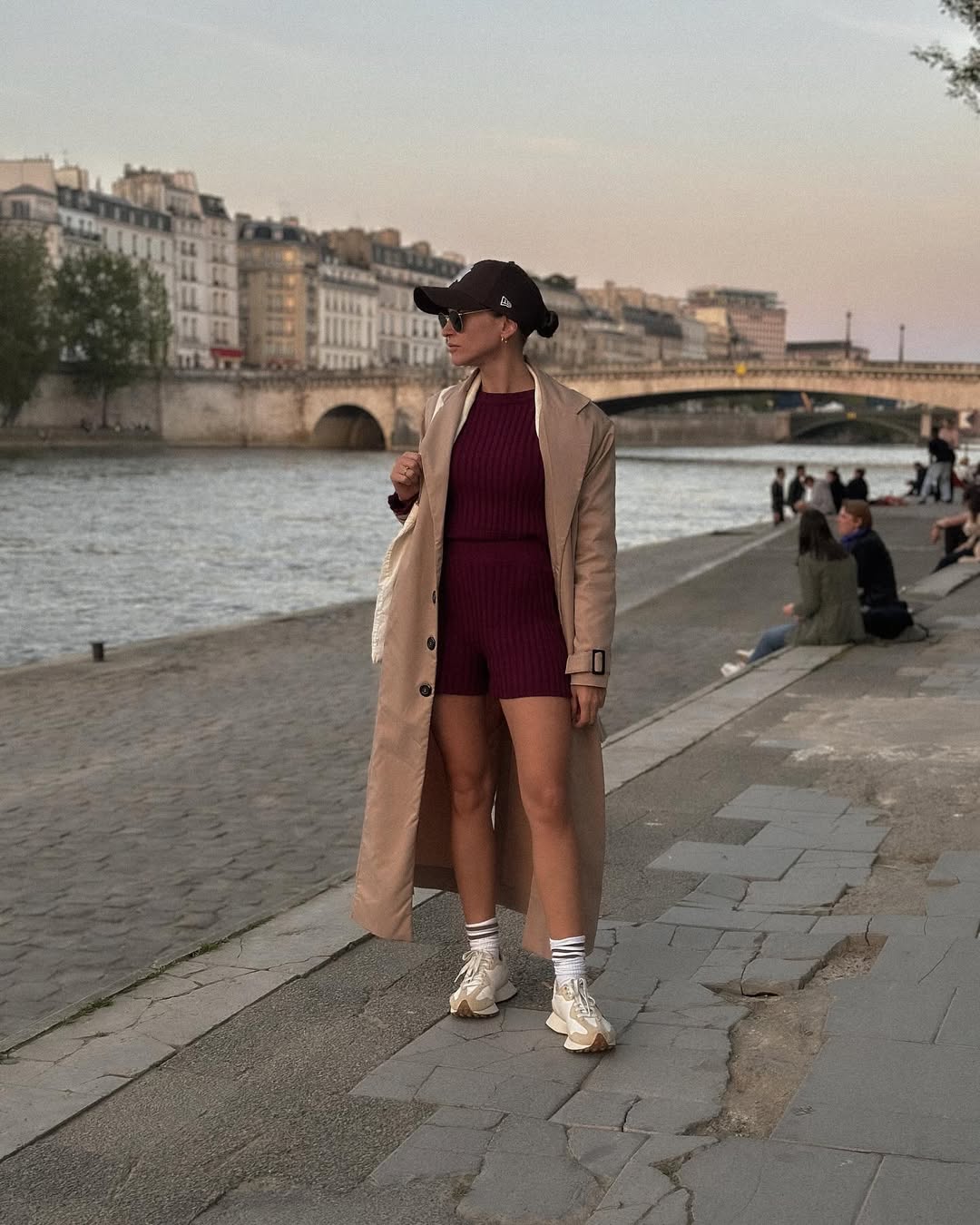 Acess&oacute;rios como bon&eacute;s, &oacute;culos de sol, mochilas e joias minimalistas para complementar o visual.