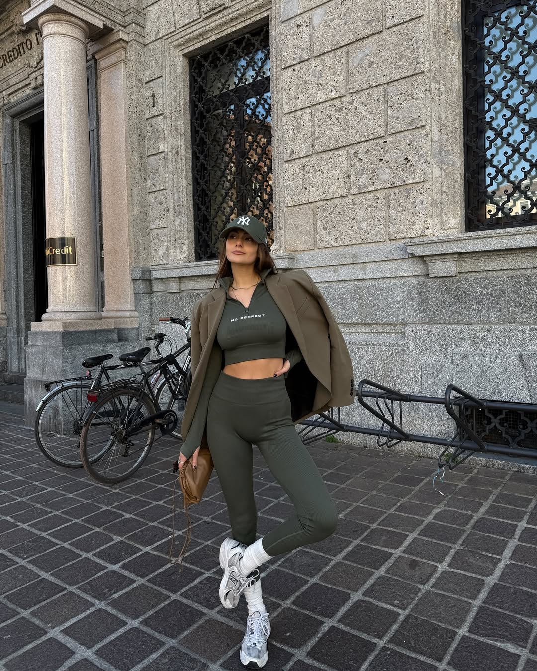 A chave para o athleisure &eacute; a combina&ccedil;&atilde;o de pe&ccedil;as esportivas com outras mais casuais, criando um visual moderno e confort&aacute;vel.