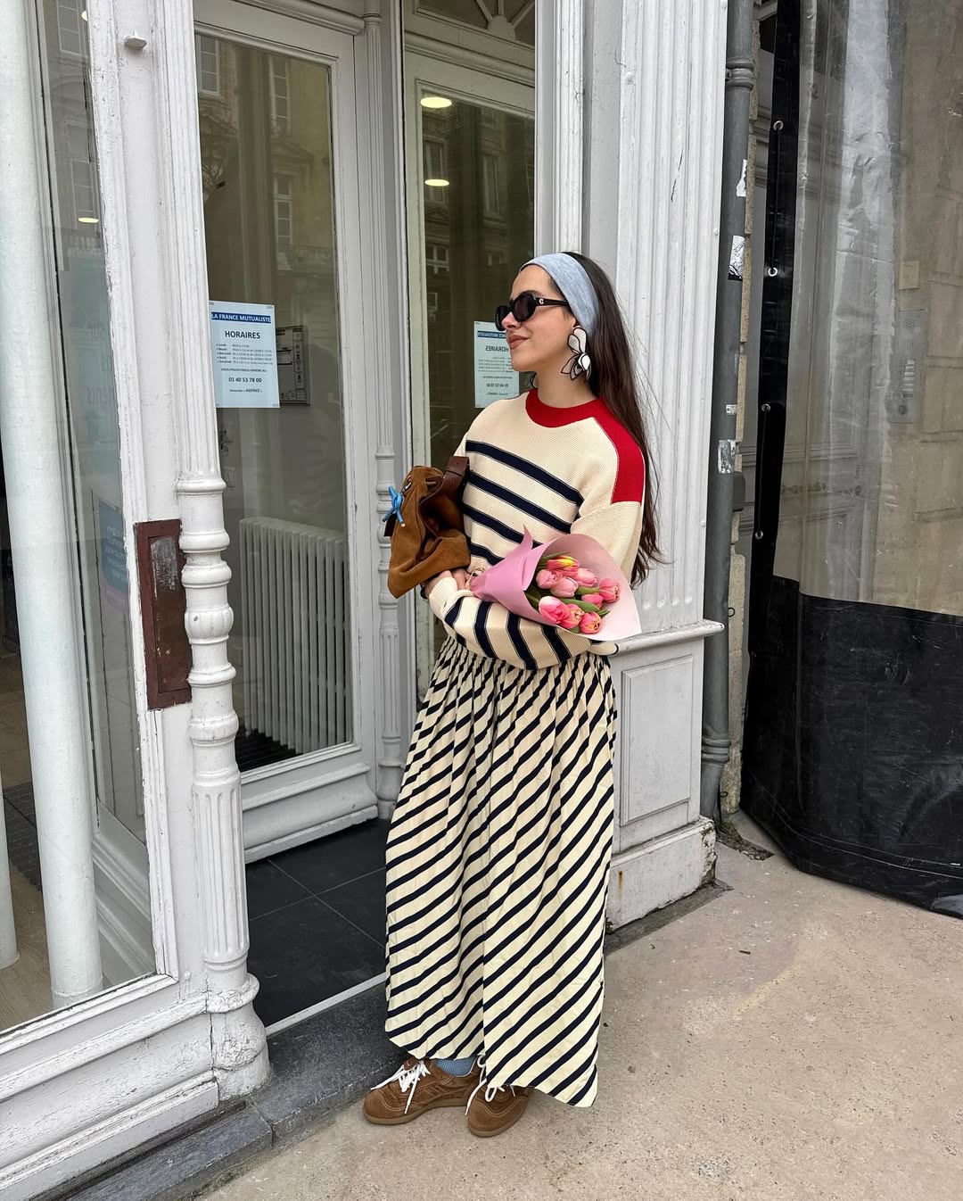 Look divertido com su&eacute;ter listrado, saia ampla e acess&oacute;rios criativos