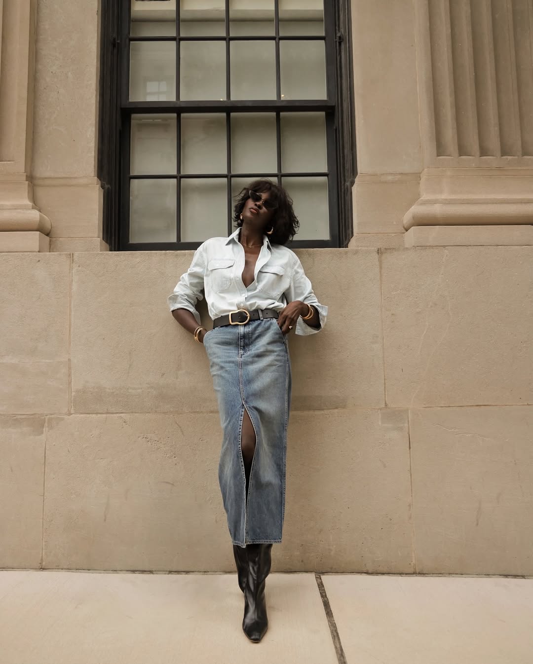 Camisa e cal&ccedil;a jeans comp&otilde;em look fashionista