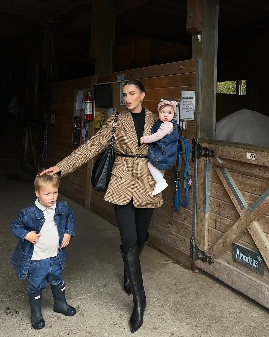 Look com blazer, legging e bota preta