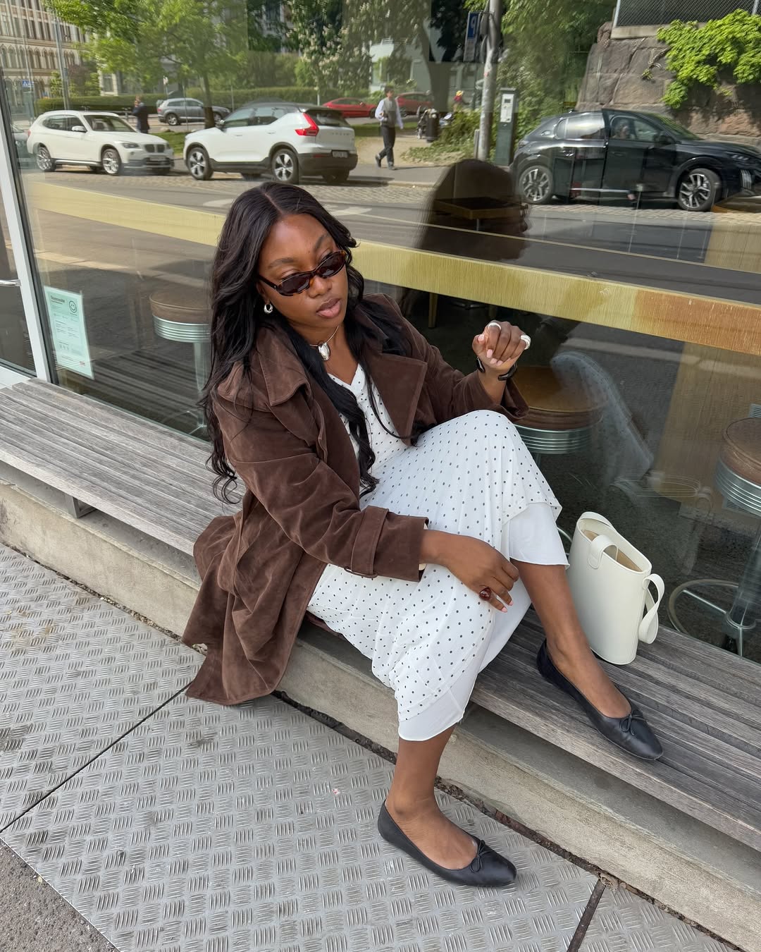 O casaco de camur&ccedil;a fica incr&iacute;vel em looks meia-esta&ccedil;&atilde;o