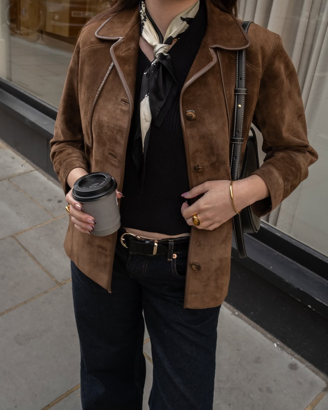 O len&ccedil;o vai elevar seu look com pe&ccedil;a de camur&ccedil;a