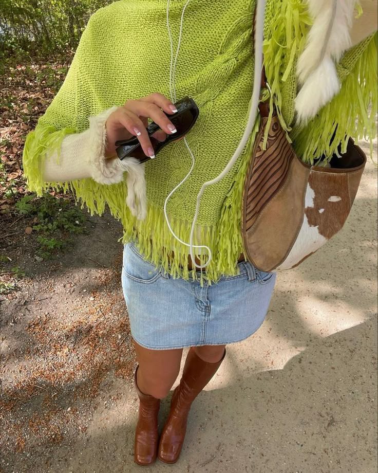 Look boho com poncho verde e bota marrom