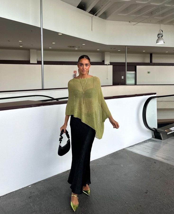 Look chique com poncho verde e saia longa preta