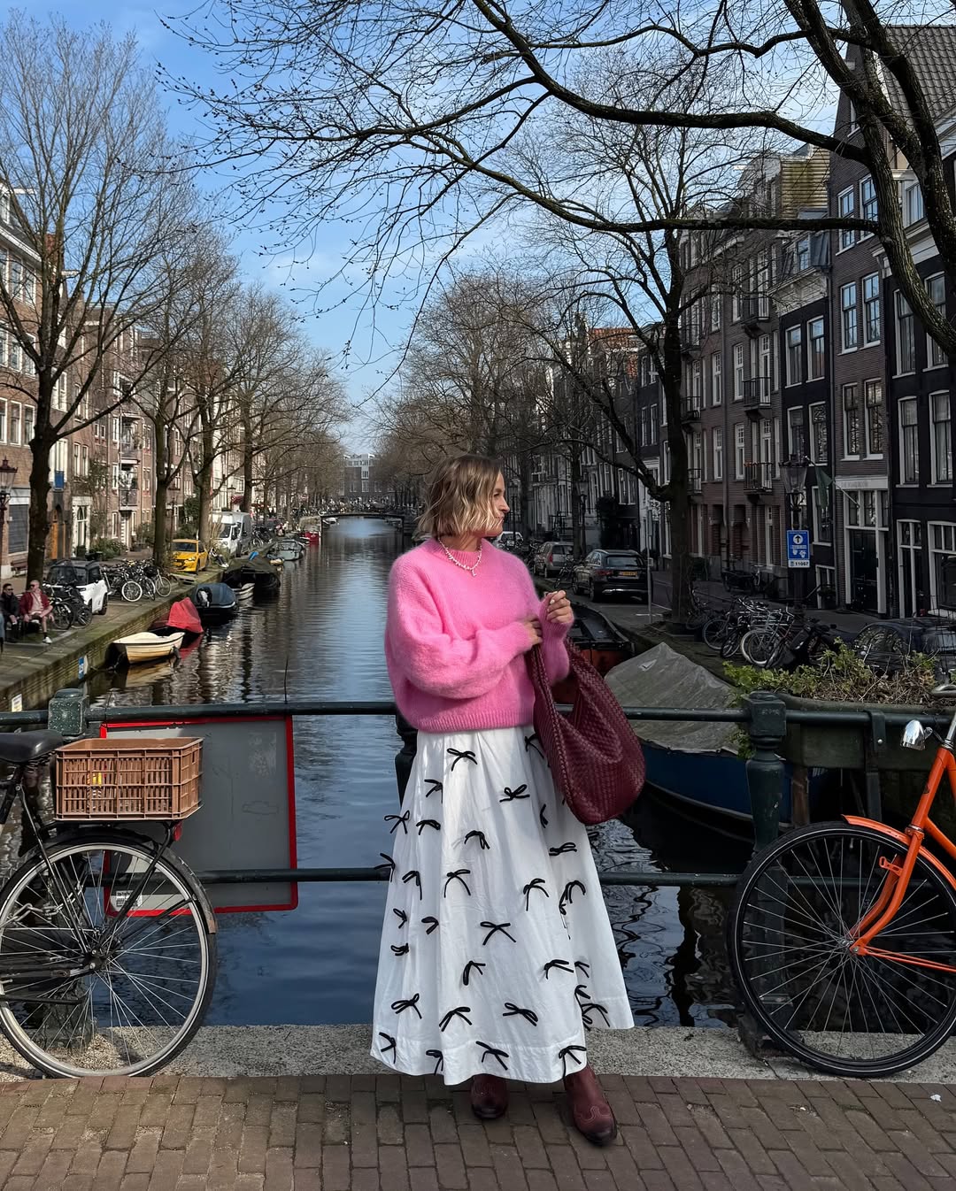 Look rom&acirc;ntico com su&eacute;ter rosa e saia com la&ccedil;os bordados