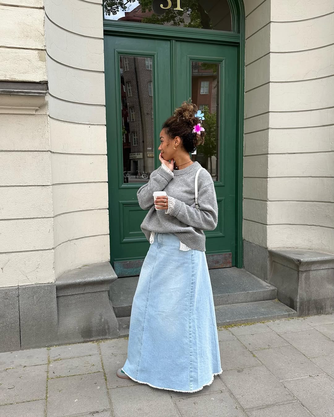 Look casual com saia jeans longa, su&eacute;ter cinza e toques retr&ocirc;