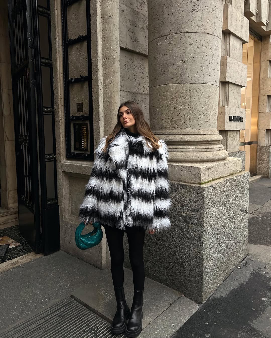 Ideias de looks com legging e bota preta