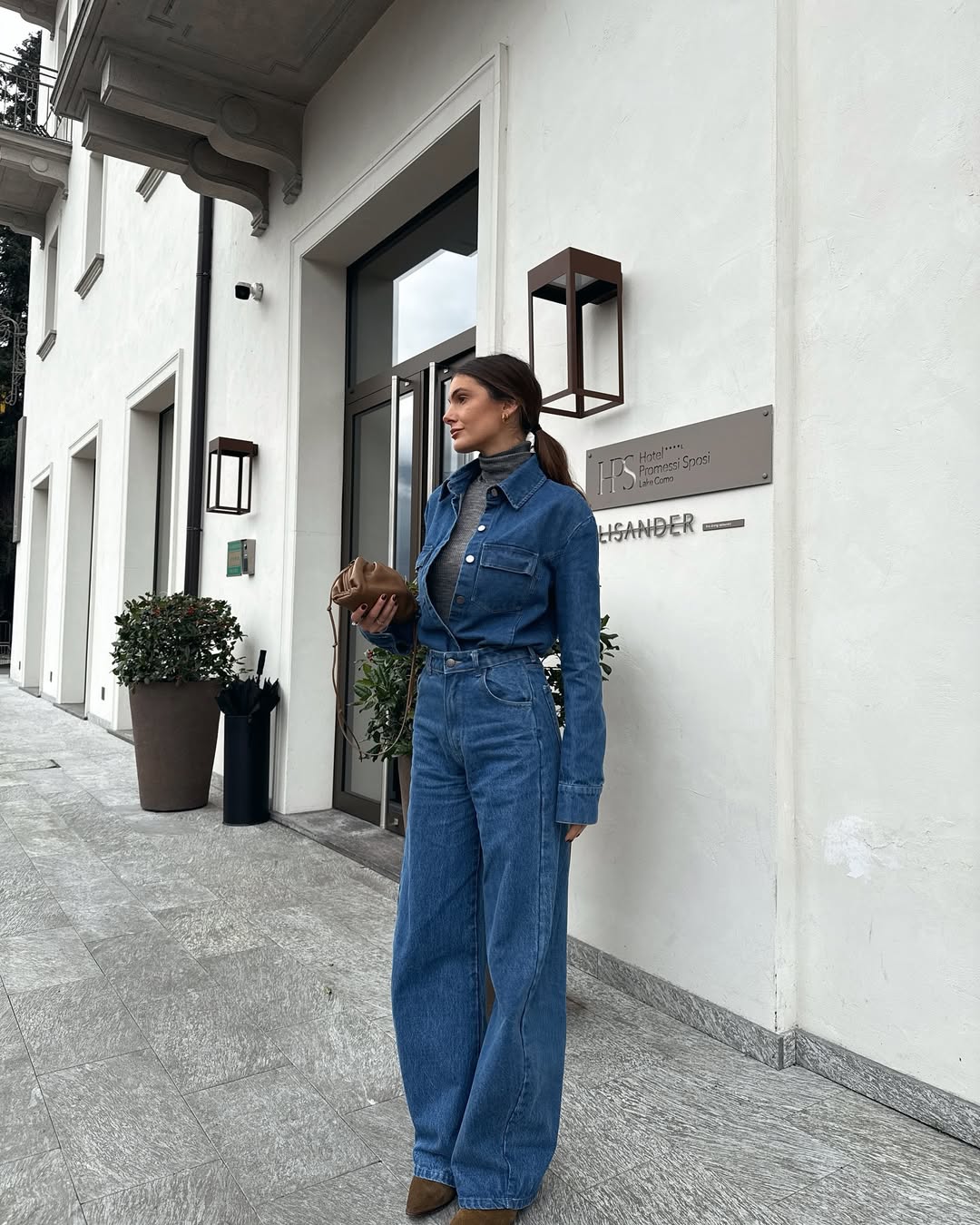 Look de jeans com jeans &eacute; pr&aacute;tico e serve para eventos importantes