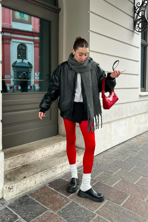 Essa é a maneira clássica de valorizar a meia-calça diferentona! Use com minissaias de couro ou alfaiataria e combine com tops neutros para equilibrar o visual. Vestidos soltinhos também funcionam bem, criando um contraste interessante entre o ar romântico e a vibe divertida das cores.