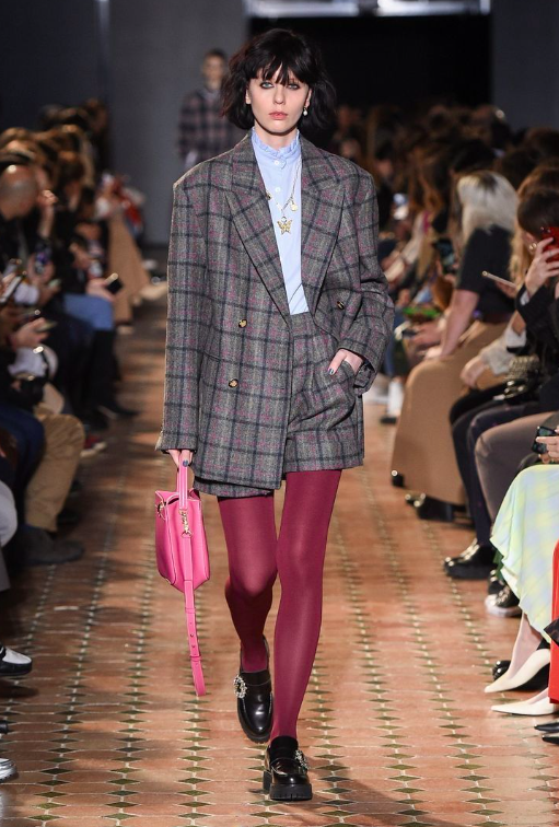 Para um look descolado, combine a meia-calça com shorts ou bermudas — com alfaiataria, o look fica chique e moderno sem pesar. A sobreposição deixa o visual versátil, especialmente nos dias de meia-estação. Complete com botas, mocassins ou tênis para criar produções que equilibram conforto e estilo.