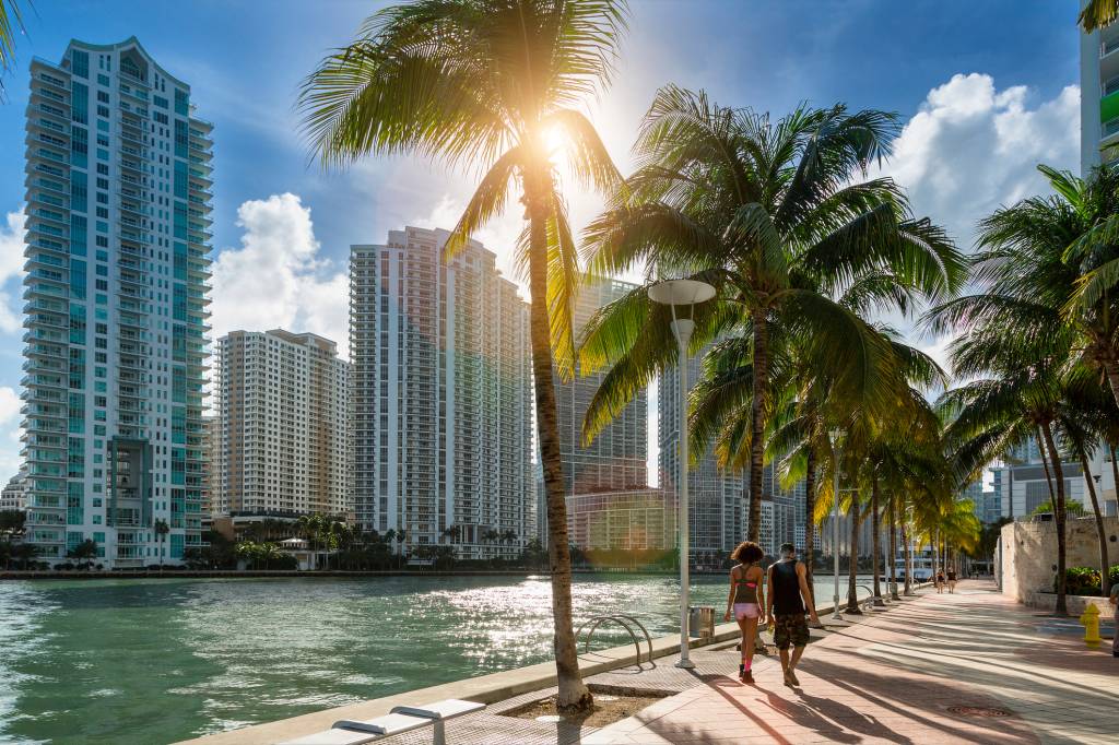 Pessoas caminhando ao longo do Rio Miami.