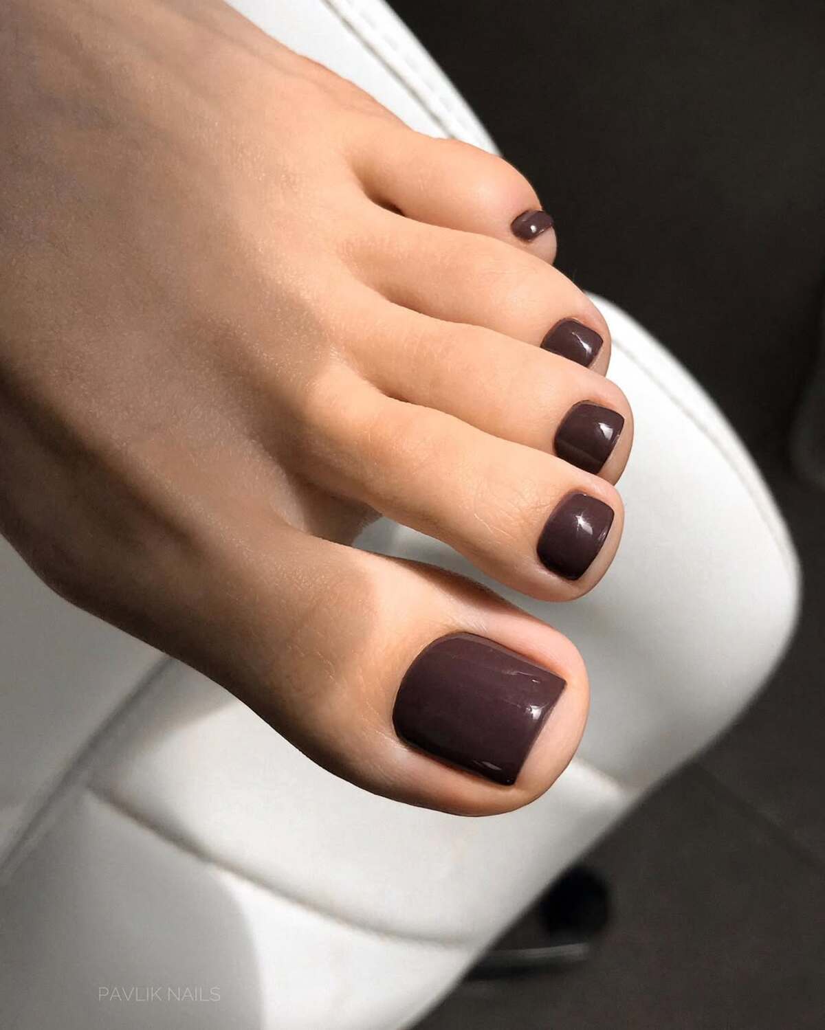 Imagem de esmalte marrom para os p&eacute;s.