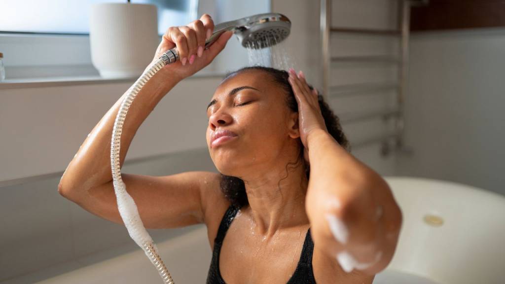 8 shampoos de farmácia baratinhos que transformam cabelos cacheados