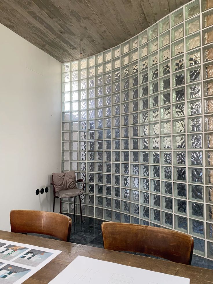 Tijolo de vidro &eacute; uma forma para dividir ambientes.