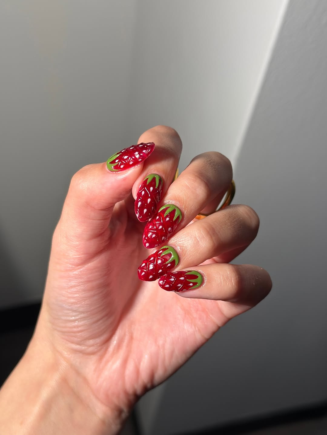 Unha com nail art de morango